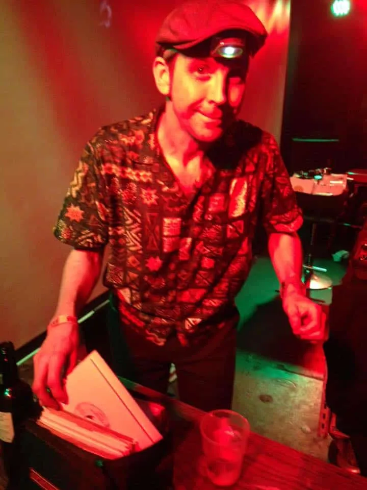 Oscar DJ'ing red